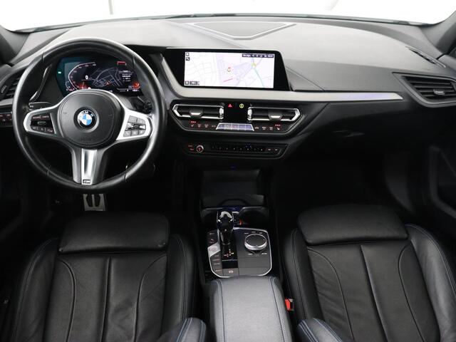 BMW 1-SERIE 118i High Executive Edition | M Sport | Panoramadak | Leder | Stoelverwarming | Camera | Carplay | Live Cockpit | Sfeerverlichting | Trekhaak | Navigatie | Sportstoelen | Park Assist | DAB | Climate control
