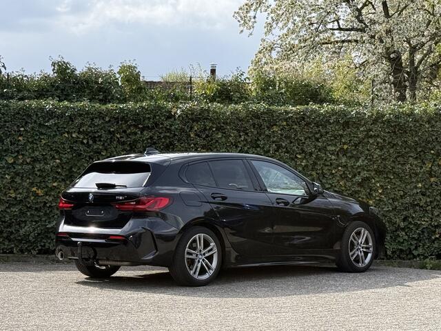 BMW 1-SERIE 118i | M-Sport | HiFi | Trekhaak | Getint Glas