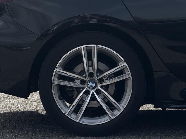 BMW 1-SERIE 118i | M-Sport | HiFi | Trekhaak | Getint Glas