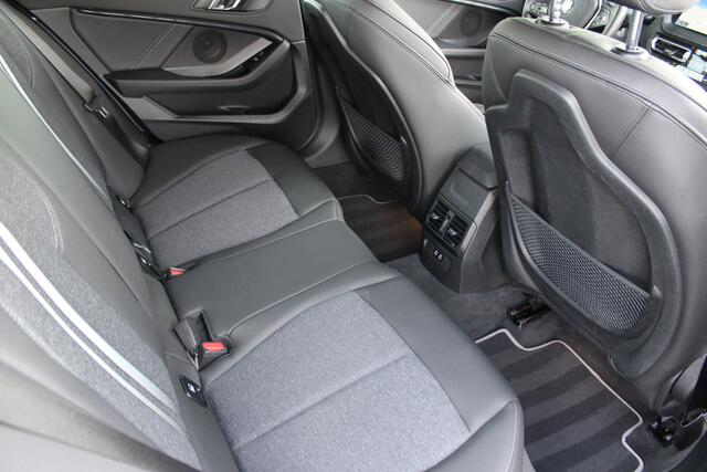 BMW 1-SERIE 118i Executive Sport Line Automaat / Sportstoelen / LED / Live Cockpit Professional / Cruise Control