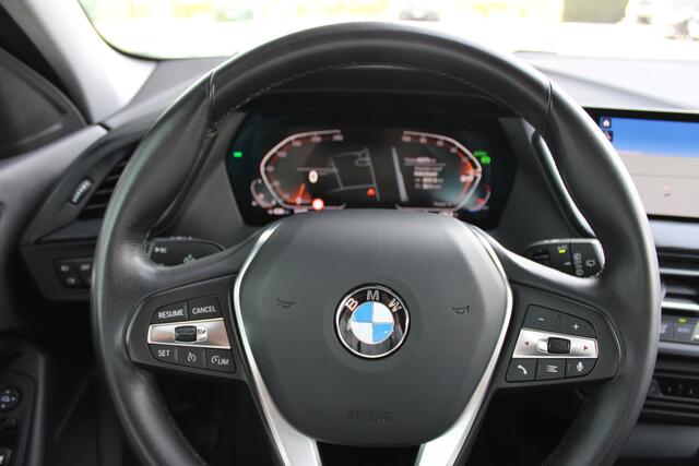 BMW 1-SERIE 118i Executive Sport Line Automaat / Sportstoelen / LED / Live Cockpit Professional / Cruise Control