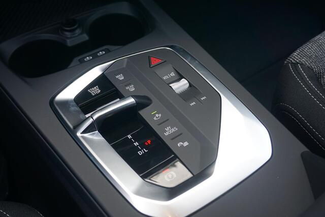 BMW 1-SERIE 120 M Sport | Keyless Entry | Stoelverwarming | LED Adaptieve Koplampen met Grootlichtassistent | Elektrisch bedienbare Achterklep