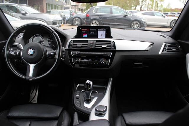 BMW 1-SERIE 118i Edition M Sport Shadow High Exe. / Leder / Navigatie / Parkeerhulp achter / Keyless / 18'' / Getint glas / Stoelverwarming / Cruise Control