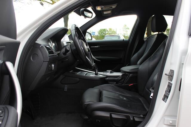 BMW 1-SERIE 118i Edition M Sport Shadow High Exe. / Leder / Navigatie / Parkeerhulp achter / Keyless / 18'' / Getint glas / Stoelverwarming / Cruise Control