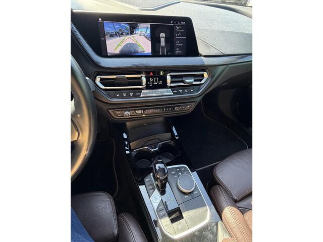 BMW 1-SERIE 118i High Executive Edition PANORAMADAK | NAVIGATIE | STOELVERWARMING | CAMERA | LEDER SPORT INTERIEUR | ACHTERUIT RIJ CAMERA | PARKEERSENSOREN | AIRCO/ECC | CRUISECONTROL | LED | AFNEEMBARE TREKHAAK |