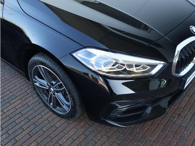BMW 1-SERIE 118i Executive Edition Sport Line | Cruise Control | HiFi | Shadow Line | Live Cockpit Professional | Stoelverwarming | Sportstoelen |