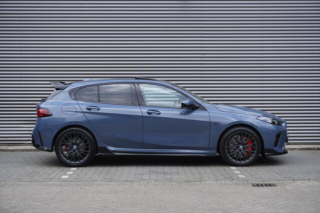 BMW 1-SERIE 120 M Sportpakket Pro | 19 inch LM M Y-spaak | Stuurwielrand verwarmd | Extra getint glas | Harman-Kardon sound system | Parking Assistant Plus | BMW Head-Up Display