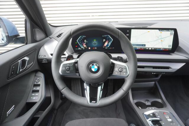 BMW 1-SERIE 120 M Sportpakket Pro | 19 inch LM M Y-spaak | Stuurwielrand verwarmd | Extra getint glas | Harman-Kardon sound system | Parking Assistant Plus | BMW Head-Up Display