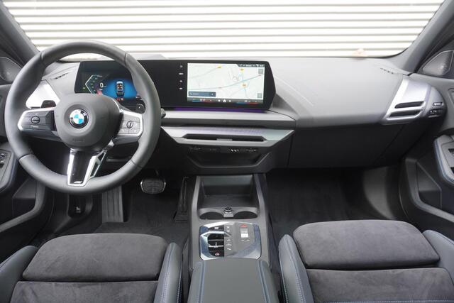 BMW 1-SERIE 120 M Sportpakket Pro | 19 inch LM M Y-spaak | Stuurwielrand verwarmd | Extra getint glas | Harman-Kardon sound system | Parking Assistant Plus | BMW Head-Up Display