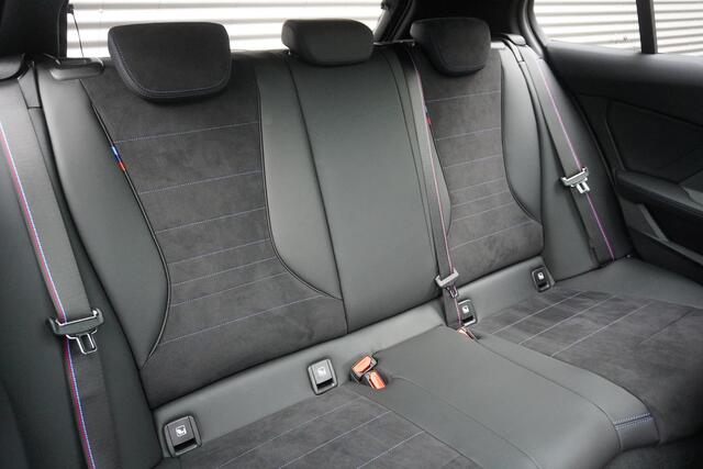 BMW 1-SERIE 120 M Sportpakket Pro | 19 inch LM M Y-spaak | Stuurwielrand verwarmd | Extra getint glas | Harman-Kardon sound system | Parking Assistant Plus | BMW Head-Up Display