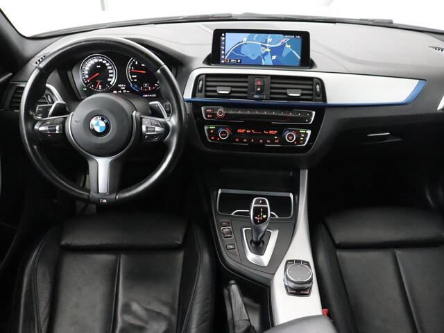 BMW 1-SERIE M140i High Executive | Stoelverwarming | Carplay | Leder | Adaptief LED | Keyless | Navigatie | Sportstoelen | Parkeerhulp | Climate control | Cruise control | Bluetooth | Getint glas | M Sport