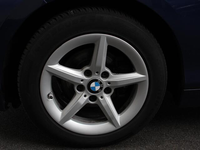 BMW 1-SERIE 116d Executive Lees opmerkingen! Cruise control Climate control Parkeersensoren Lichtmetalen velgen Elektrische ramen Radio Handel/ Export!