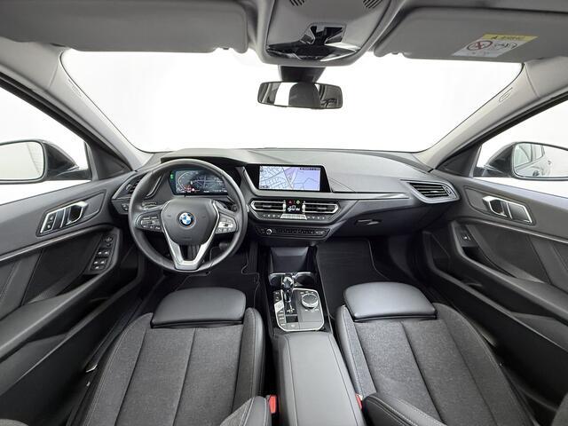 BMW 1-SERIE 118i Aut. Sport Line Live cockpit pro Shadow-line Stoelverwarming Apple Carplay Android Auto Navi Ecc Cruise Control Pdc Business Edition Lmv 17" Led DAB Regen-Lichtsensor Verkeersbord detectie Rijstrooksensor Dealeronderhouden