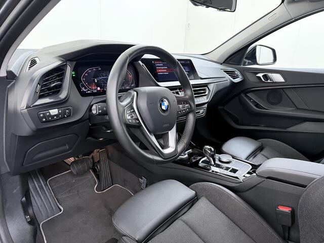 BMW 1-SERIE 118i Aut. Sport Line Live cockpit pro Shadow-line Stoelverwarming Apple Carplay Android Auto Navi Ecc Cruise Control Pdc Business Edition Lmv 17" Led DAB Regen-Lichtsensor Verkeersbord detectie Rijstrooksensor Dealeronderhouden