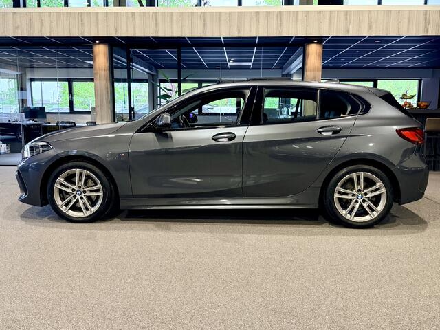 BMW 1-SERIE 118i Executive Edition M-Sport | Panorama | Camera | NAP | Stoelverwarming | Sfeerverlichting