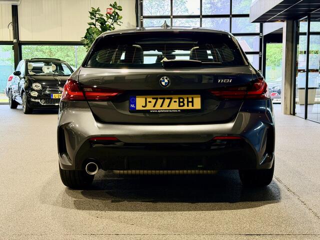 BMW 1-SERIE 118i Executive Edition M-Sport | Panorama | Camera | NAP | Stoelverwarming | Sfeerverlichting