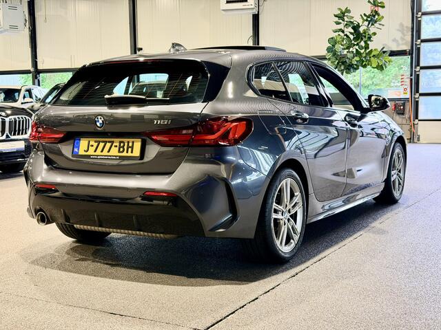 BMW 1-SERIE 118i Executive Edition M-Sport | Panorama | Camera | NAP | Stoelverwarming | Sfeerverlichting