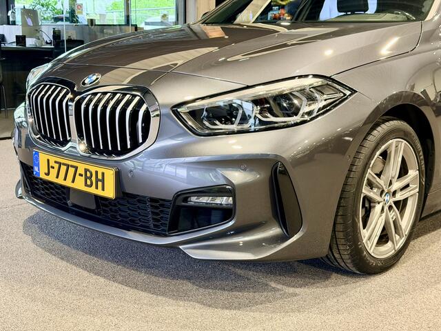 BMW 1-SERIE 118i Executive Edition M-Sport | Panorama | Camera | NAP | Stoelverwarming | Sfeerverlichting