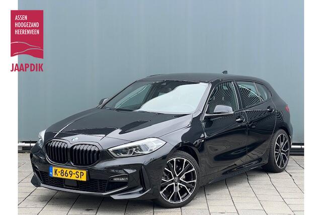 BMW 1-SERIE BWJ 2021 | 118i 136PK High Ex. AUTOMAAT | LEER | M-PAKKET | CLIMA | NAVI | SPORTSTOELEN | 18'' LMV | STOELVERW | CARPLAY |