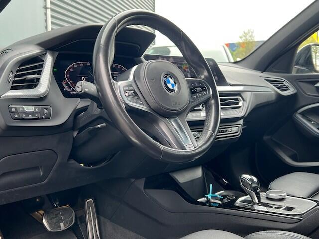BMW 1-SERIE BWJ 2021 | 118i 136PK High Ex. AUTOMAAT | LEER | M-PAKKET | CLIMA | NAVI | SPORTSTOELEN | 18'' LMV | STOELVERW | CARPLAY |