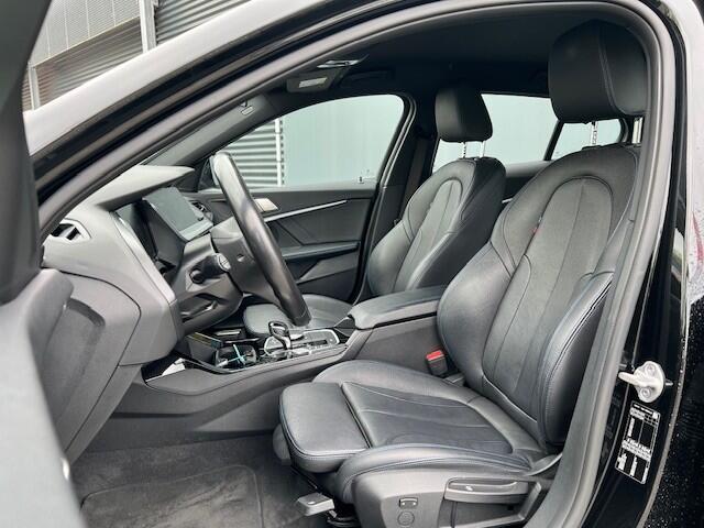 BMW 1-SERIE BWJ 2021 | 118i 136PK High Ex. AUTOMAAT | LEER | M-PAKKET | CLIMA | NAVI | SPORTSTOELEN | 18'' LMV | STOELVERW | CARPLAY |