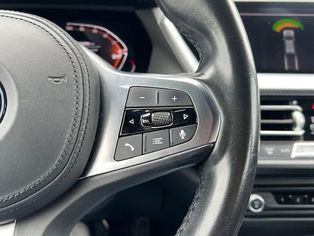 BMW 1-SERIE BWJ 2021 | 118i 136PK High Ex. AUTOMAAT | LEER | M-PAKKET | CLIMA | NAVI | SPORTSTOELEN | 18'' LMV | STOELVERW | CARPLAY |