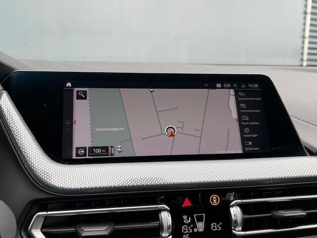 BMW 1-SERIE BWJ 2021 | 118i 136PK High Ex. AUTOMAAT | LEER | M-PAKKET | CLIMA | NAVI | SPORTSTOELEN | 18'' LMV | STOELVERW | CARPLAY |