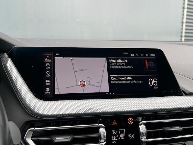 BMW 1-SERIE BWJ 2021 | 118i 136PK High Ex. AUTOMAAT | LEER | M-PAKKET | CLIMA | NAVI | SPORTSTOELEN | 18'' LMV | STOELVERW | CARPLAY |