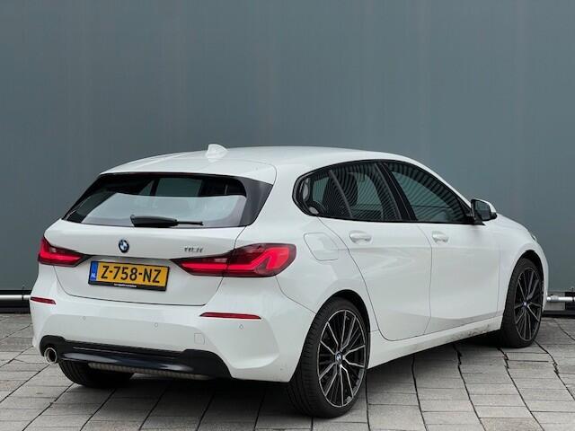 BMW 1-SERIE BWJ 2021 | 118i 136PK High Ex AUTOMAAT | SPORTSTOELEN | CLIMA | NAVI | CARPLAY | PDC 2X | LEDER/STOF | 18'' LMV