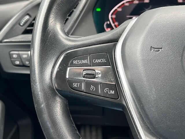 BMW 1-SERIE BWJ 2021 | 118i 136PK High Ex AUTOMAAT | SPORTSTOELEN | CLIMA | NAVI | CARPLAY | PDC 2X | LEDER/STOF | 18'' LMV