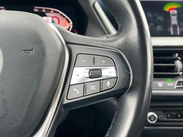 BMW 1-SERIE BWJ 2021 | 118i 136PK High Ex AUTOMAAT | SPORTSTOELEN | CLIMA | NAVI | CARPLAY | PDC 2X | LEDER/STOF | 18'' LMV