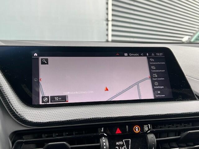 BMW 1-SERIE BWJ 2021 | 118i 136PK High Ex AUTOMAAT | SPORTSTOELEN | CLIMA | NAVI | CARPLAY | PDC 2X | LEDER/STOF | 18'' LMV