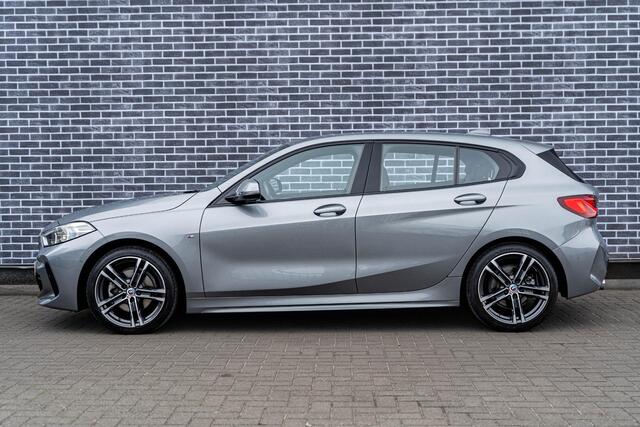 BMW 1-SERIE 118i Business Edition | M-Sport | Trekhaak | Lichtmetalen Velgen 18 inch | Achteruitrijcamera | Parkeersensoren | BMW Live Cockpit Professional | Sportstoelen | Sportonderstel