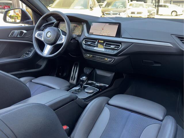 BMW 1-SERIE 120i 2.0 AUT7 M-SPORT 179PK PANODAK LEDER NAVI DIGI-DASH APPLLE-CARPLAY LED LMV PDC