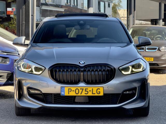 BMW 1-SERIE 120i 2.0 AUT7 M-SPORT 179PK PANODAK LEDER NAVI DIGI-DASH APPLLE-CARPLAY LED LMV PDC