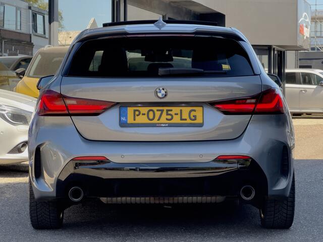 BMW 1-SERIE 120i 2.0 AUT7 M-SPORT 179PK PANODAK LEDER NAVI DIGI-DASH APPLLE-CARPLAY LED LMV PDC