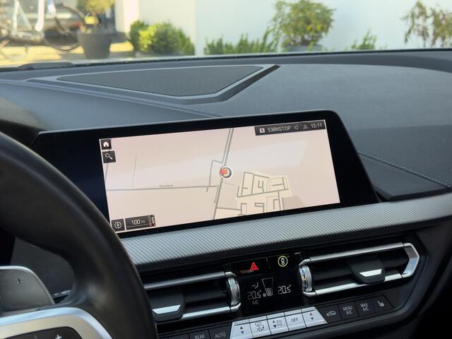 BMW 1-SERIE 120i 2.0 AUT7 M-SPORT 179PK PANODAK LEDER NAVI DIGI-DASH APPLLE-CARPLAY LED LMV PDC