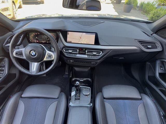 BMW 1-SERIE 120i 2.0 AUT7 M-SPORT 179PK PANODAK LEDER NAVI DIGI-DASH APPLLE-CARPLAY LED LMV PDC