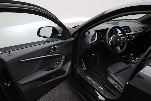 BMW 1-SERIE 118i 2024 | M Sport Pro Pack | Schuifkantel Dak | Digitaal Dashboard | Achteruitrij Camera | Navigatie | Cruise Control | DAB Radio | Stoelverwarming | Carplay | Nationale Autopas