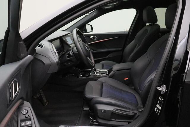 BMW 1-SERIE 118i 2024 | M Sport Pro Pack | Schuifkantel Dak | Digitaal Dashboard | Achteruitrij Camera | Navigatie | Cruise Control | DAB Radio | Stoelverwarming | Carplay | Nationale Autopas