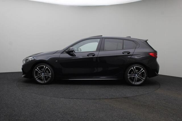 BMW 1-SERIE 118i 2024 | M Sport Pro Pack | Schuifkantel Dak | Digitaal Dashboard | Achteruitrij Camera | Navigatie | Cruise Control | DAB Radio | Stoelverwarming | Carplay | Nationale Autopas