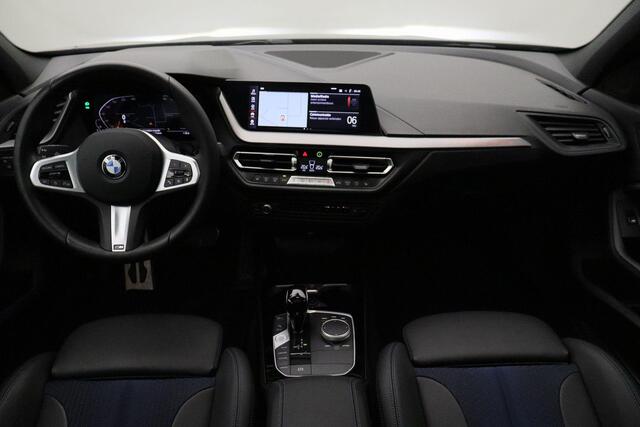 BMW 1-SERIE 118i 2024 | M Sport Pro Pack | Schuifkantel Dak | Digitaal Dashboard | Achteruitrij Camera | Navigatie | Cruise Control | DAB Radio | Stoelverwarming | Carplay | Nationale Autopas