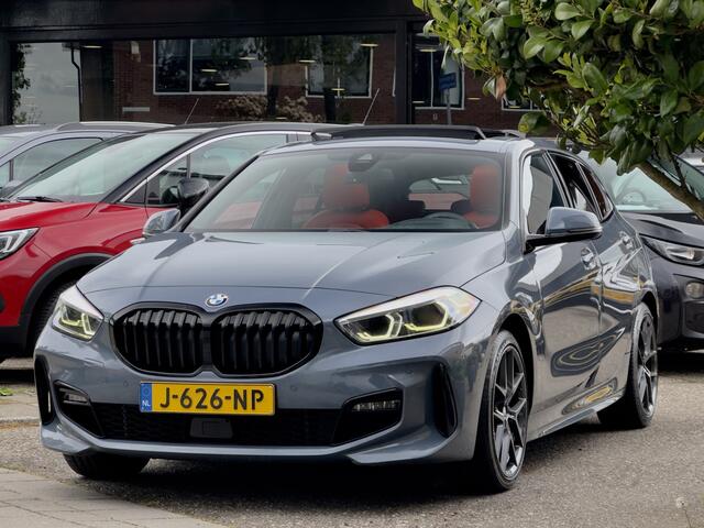 BMW 1-SERIE 118i AUT7 M-SPORT HIGH EXECUTIVE EDITION PANODAK DESIGNO-SPORTLEDER NAVI CAMERA DIGI-DASH APPLE-CARPLAY LED LMV PDC