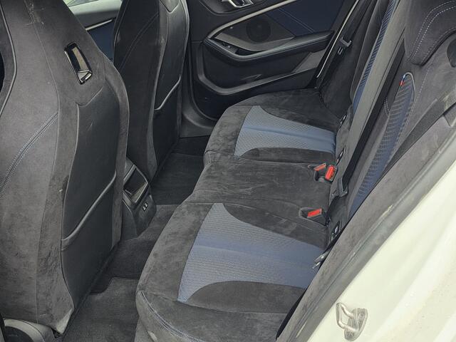 BMW 1-SERIE 118i High Executive + M-SPORT + KUIPSTOELEN + DIG DASHBOARD + LED