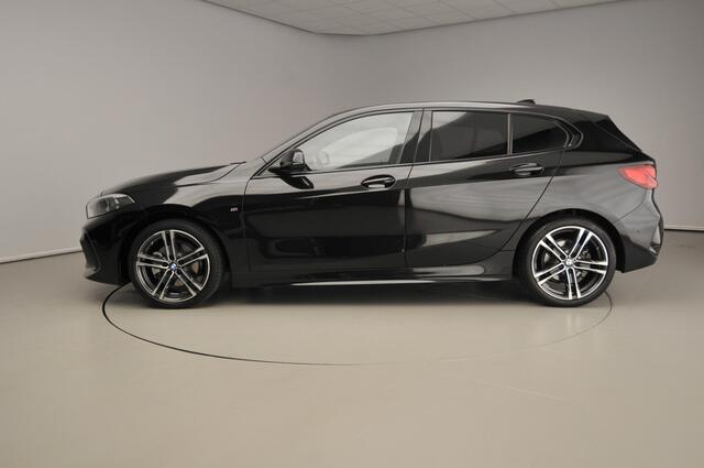 BMW 1-SERIE 5-deurs 118i | M-Sportpakket | LED | Leder | Navigatie | Stoelverwarming | Sportstoelen | DAB | Alu 18 inch
