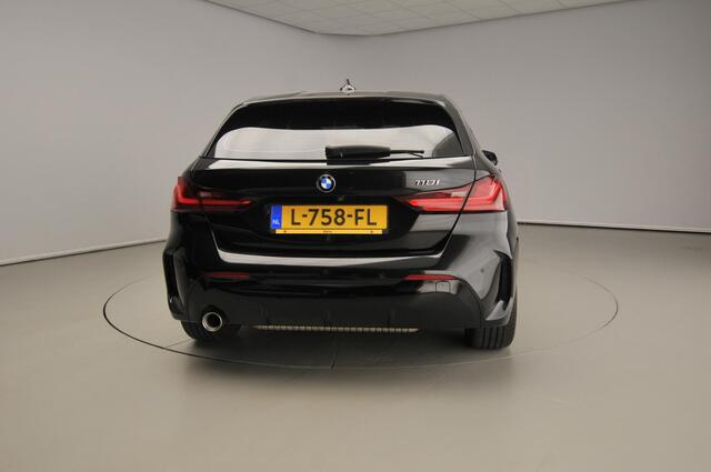 BMW 1-SERIE 5-deurs 118i | M-Sportpakket | LED | Leder | Navigatie | Stoelverwarming | Sportstoelen | DAB | Alu 18 inch