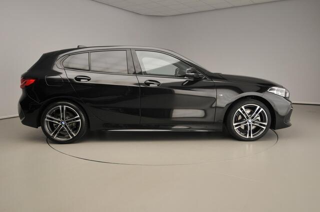 BMW 1-SERIE 5-deurs 118i | M-Sportpakket | LED | Leder | Navigatie | Stoelverwarming | Sportstoelen | DAB | Alu 18 inch