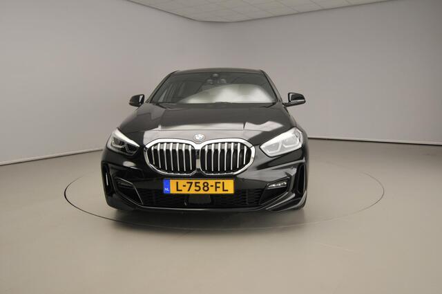 BMW 1-SERIE 5-deurs 118i | M-Sportpakket | LED | Leder | Navigatie | Stoelverwarming | Sportstoelen | DAB | Alu 18 inch