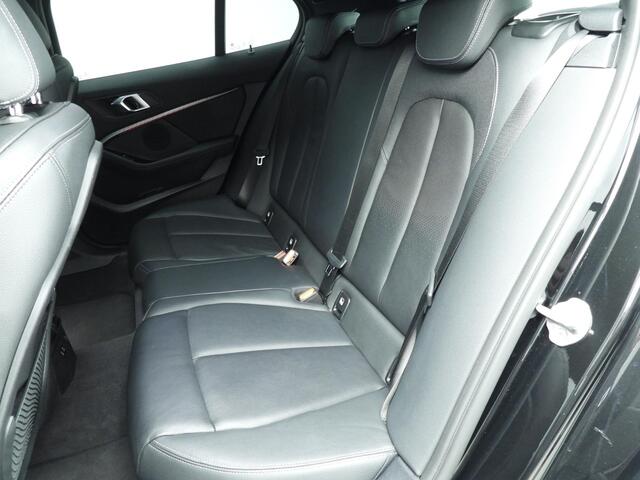BMW 1-SERIE 5-deurs 118i | M-Sportpakket | LED | Leder | Navigatie | Stoelverwarming | Sportstoelen | DAB | Alu 18 inch