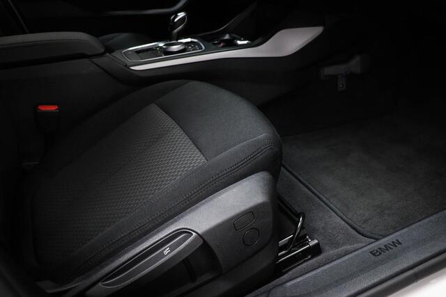 BMW 1-SERIE 118i Business Edition | PARKING PACK | DAB | APPLE | NAVI | CAMERA | 17"